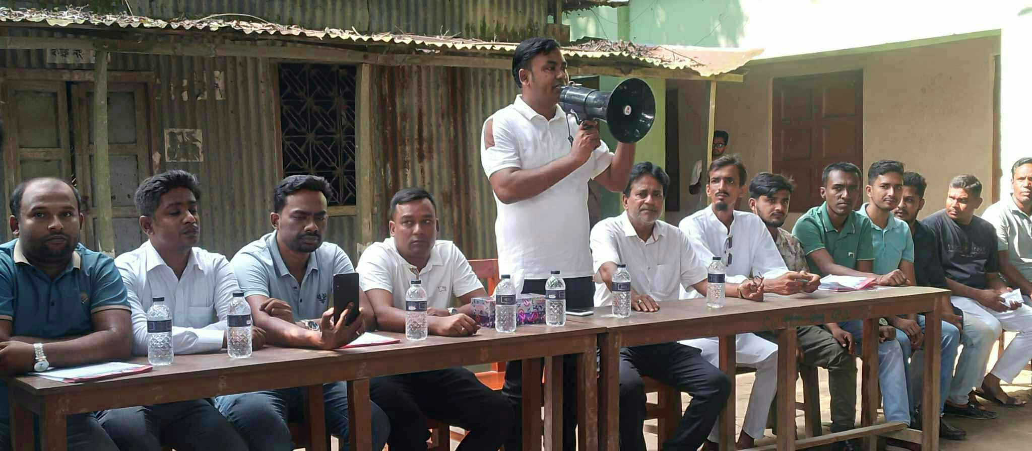 সলঙ্গায় বিএনপির রাষ্ট্র মেরামতের ৩১ দফার লিফলেট বিতরণ