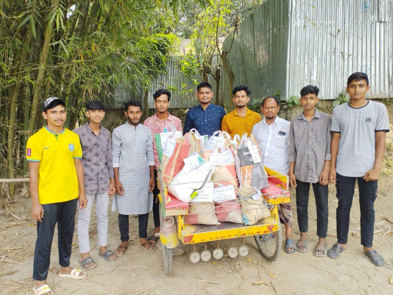 পশ্চিম পাড়া ছাত্র কল্যাণ এসোসিয়েশনের উদ্যোগে ঈদ সামগ্রী বিতরণ
