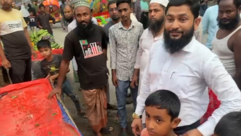 ফুলবাড়িয়া ফুটপাত দখলমুক্তে এলাকাবাসীর যৌথ উদ্যোগে সফল অভিযান