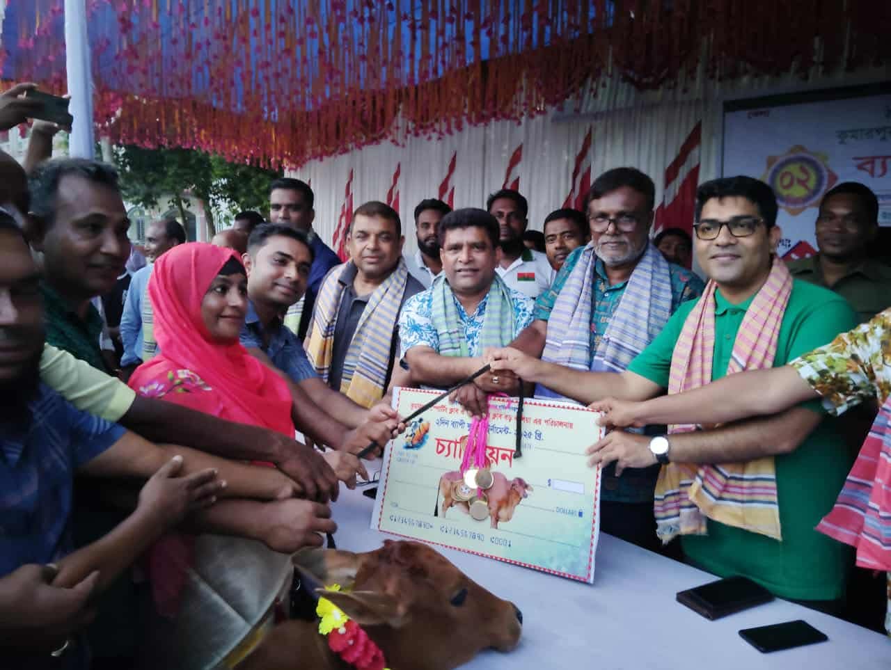 ঠাকুরগাঁওয়ের ভূল্লীতে ফুটবল খেলোয়া এর মাঝে পুরষ্কার বিতরণ।।