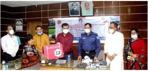লক্ষ্মীপুরে বঙ্গমাতার জন্মদিন উপলক্ষ্যে সেলাই মেশিন বিতরণ
