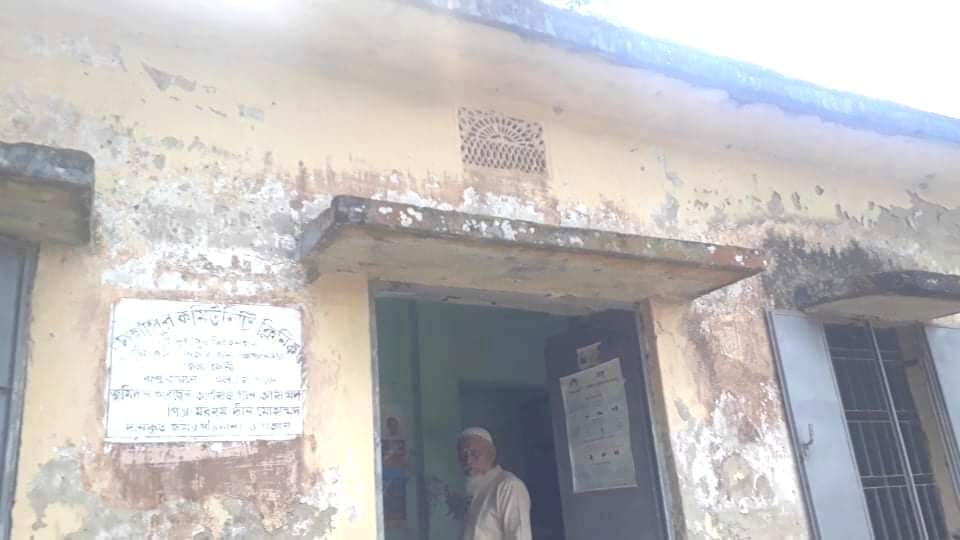 ছাগলনাইয়া দূর্গাপুর কমিউনিটি ক্লিনিক ভবনটি ঝুঁকিপূর্ণ লোকবলের অভাবে স্বাস্থ্য সেবা বিঘ্ন।
