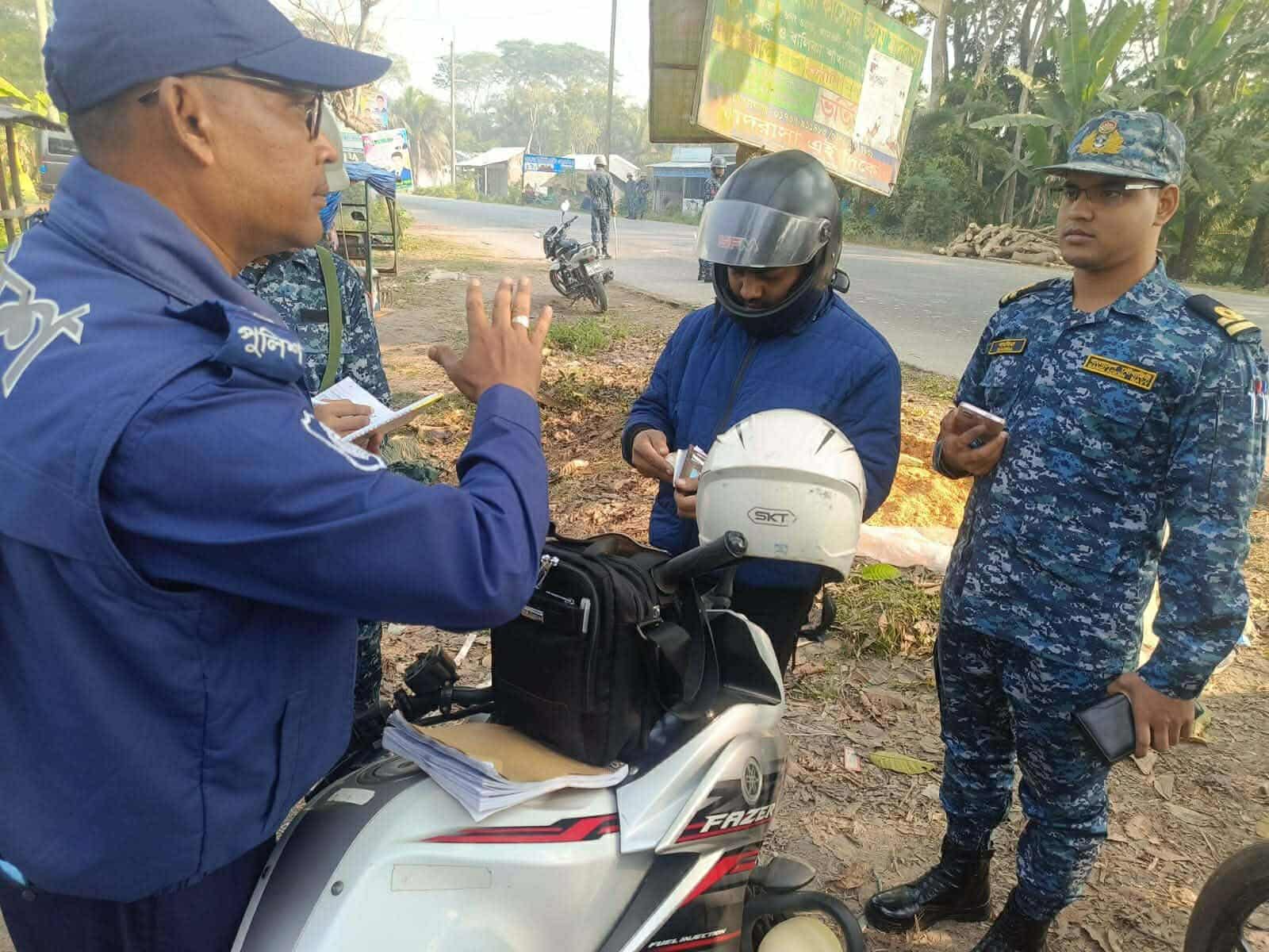 আমতলীতে আইনশৃঙ্খলা পরিস্থিতি বজায় রাখতে নৌবাহিনী ও পুলিশের যৌথ চেকপোস্ট