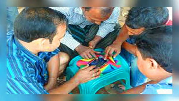 প্রশাসনের চোখ ফাঁকি দিয়ে রংপুরের বদরগঞ্জ উপজেলা স্বাস্থ্য কমপ্লেক্সের ভেতরে লুডু বাজির আসর