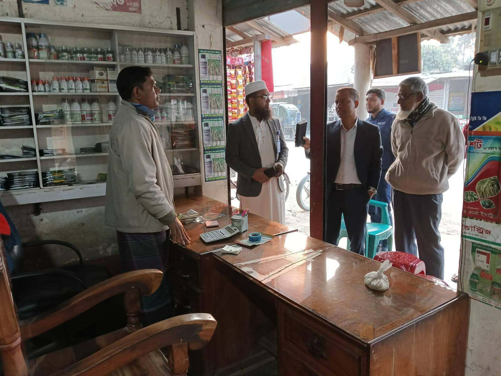 রাণীশংকৈলে কৃষি উপকরণে অনিয়ম, ভ্রাম্যমাণ আদালতে ৪ দোকানকে অর্থদণ্ড