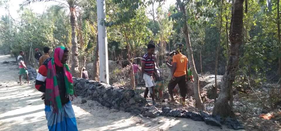 এলাকাবাসীর দাবির পূরণে ১২নং জিউধারায ইউনিয়নে় রাস্তার মাটির কাজের উদ্বোধন