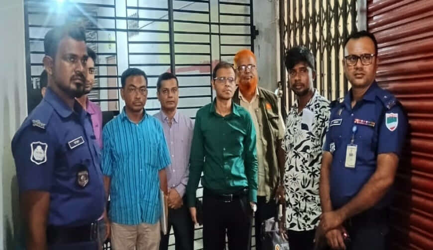 যশোর ঝিকরগাছায় পৌরসদরের রাজাপটিতে ফেমাস ক্লিনিকে প্রসুতী মৃত্যুর ঘটনায় প্রশাসনের অভিযানে তালাবদ্ধ