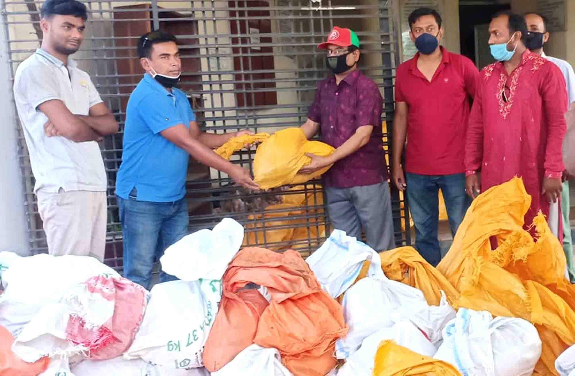 লালপুরে সাড়ে ১৩ শ পরিবারকে খাদ্য দিল প্রার্কীতি ফাউন্ডেশন।