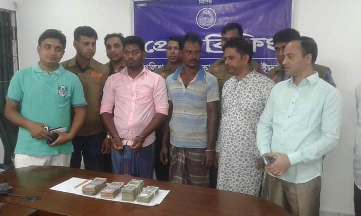 ঝিনাইদহে ডিবি পুলিশের হাতে প্রতারক চক্রের ৩ সদস্য গ্রেফতার।