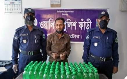 লালপুরে চোলাই মদসহ সিএনজি চালক আটক।