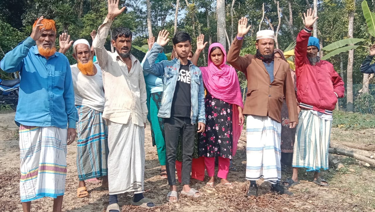 কৃষকলীগ নেতার নেতৃত্বে কৃষকের শতাধীক ফলের গাছ কেটে নেয়ার অভিযোগ ॥ বিচারের দাবীতে বিক্ষোভ