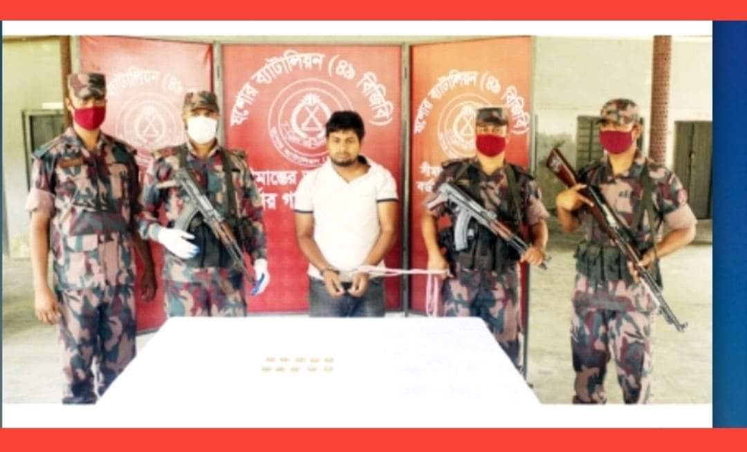 কোমরে বেঁধে নিয়ে যাচ্ছিলেন ১০ স্বর্ণের বার।
