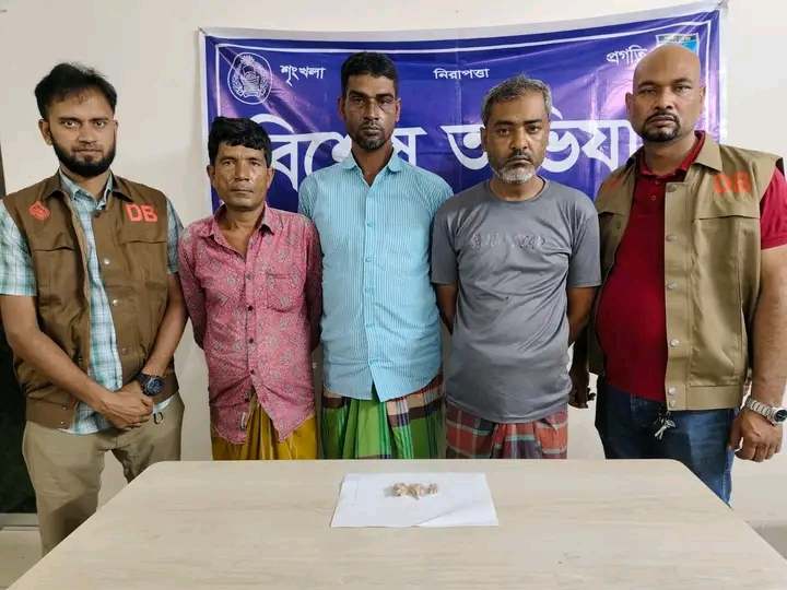 ঢাকা জেলায়  আশুলিয়া দিয়াখালী এলাকা অভিযানে ১০ গ্রাম হেরোইন সহ ৩ জন মাদক ব্যবসায়ী আটক করলো ডিবি পুলিশ উত্তর