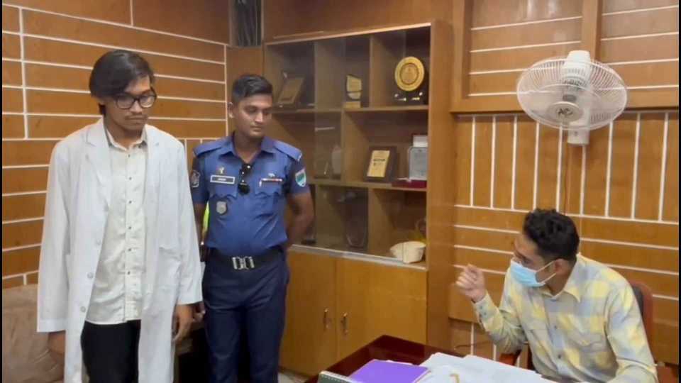 যশোর জেনারেল হাসপাতালে ভুয়া ইন্টার্ন চিকিৎসককে গ্রেফতার করেছে পুলিশ