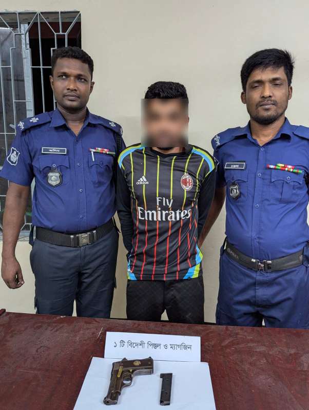 যশোর ঝিকরগাছা থানা পুলিশ কর্তৃক অভিযানে হাড়িয়া দেয়াড়া এলাকা হতে বিদেশী পিস্তল ও একটি ম্যাগজিন সহ সন্ত্রাসী রয়েল আটক