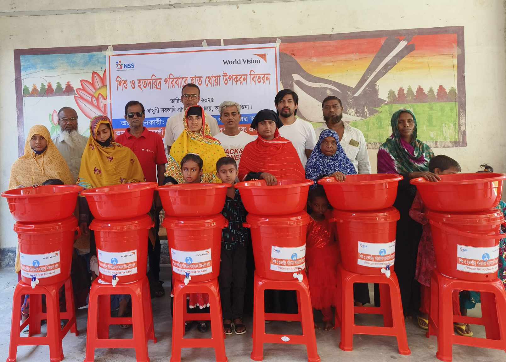 আমতলীতে ওয়ার্ল্ড ভিশন ও এনএসএস এর উদ্যোগে  হাত ধোয়ার উপকরন বিতরনের উদ্বোধন