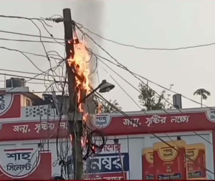 পুরানা সোনালী ব্যাংকের সামনে বৈদ্যুতিক তারের অব্যবস্থাপনায় অগ্নিকাণ্ড