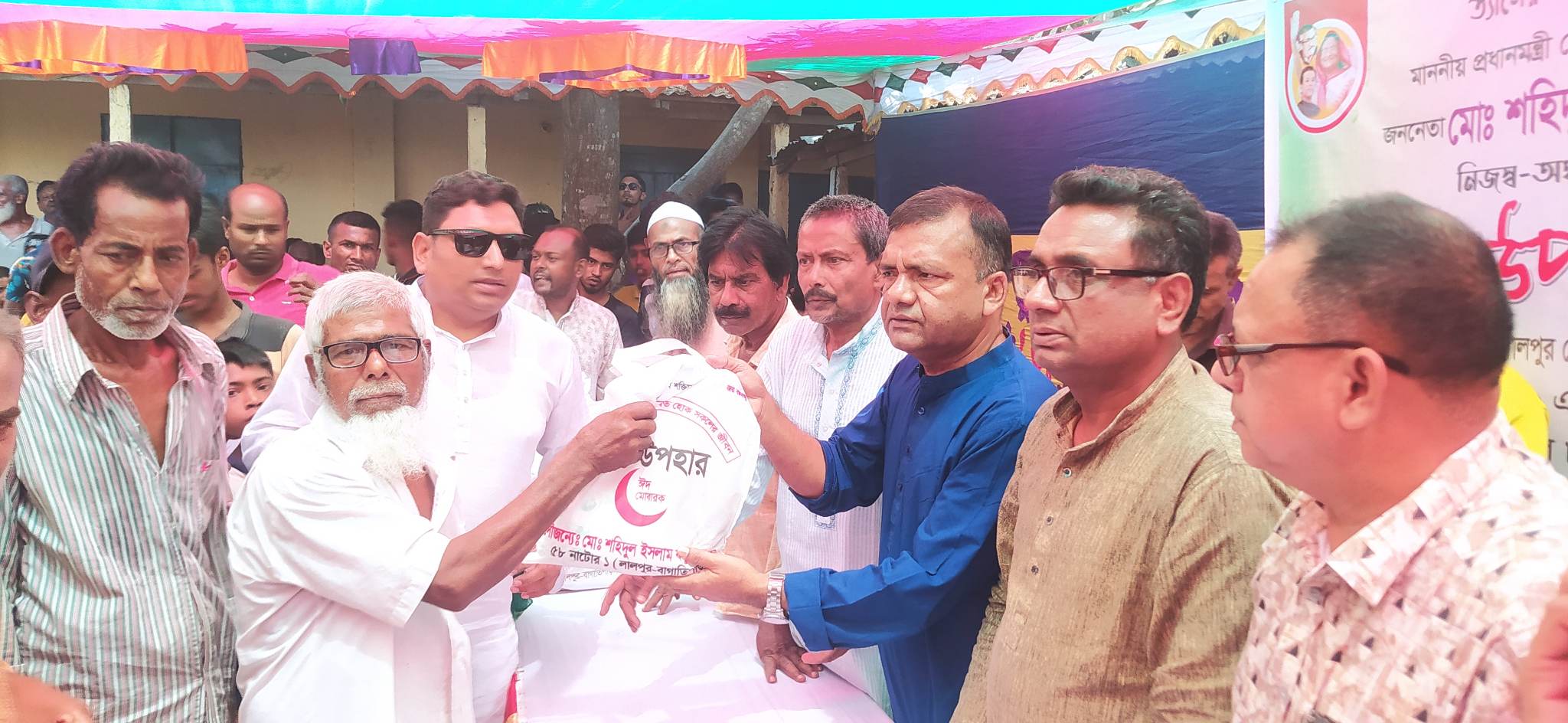 লালপুরে ঈদ সামগ্রী নিয়ে ২৭ হাজার পরিবারের পাশে এমপি বকুল
