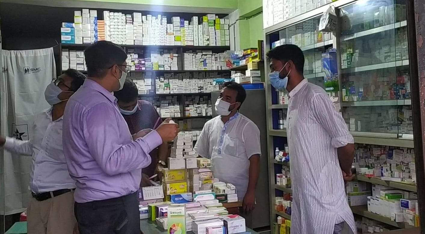 সিরাজগঞ্জের হাটিকুমরুলে ভ্রাম্যমাণ আদালতে হোটেল ও ফার্মেসীর মালিকদের জরিমানা।