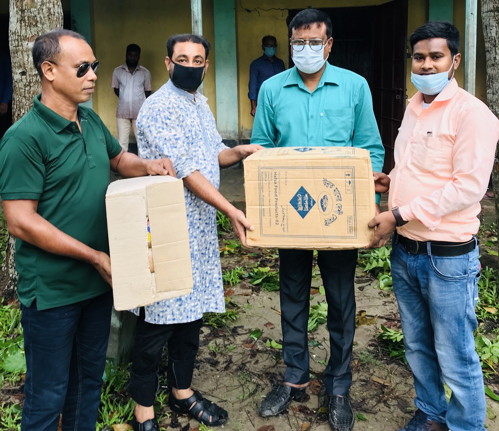 অধ্যক্ষ ঈদ উপহার পৌঁছে দিলেন শিক্ষার্থীদের বাড়িতে!।