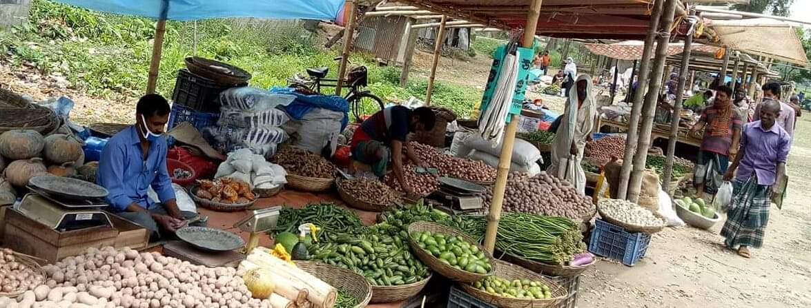দুরত্ব বজায় রাখতে সলঙ্গায় কাঁচা  বাজার হাইস্কুল মাঠে।
