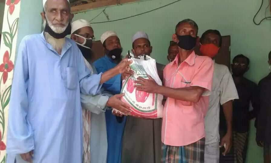 জমিয়তে উলামায়ে ইসলামের নেতা মাওলানা আব্দুল মুকসিত'র ত্রাণ সামগ্রী বিতরণ।