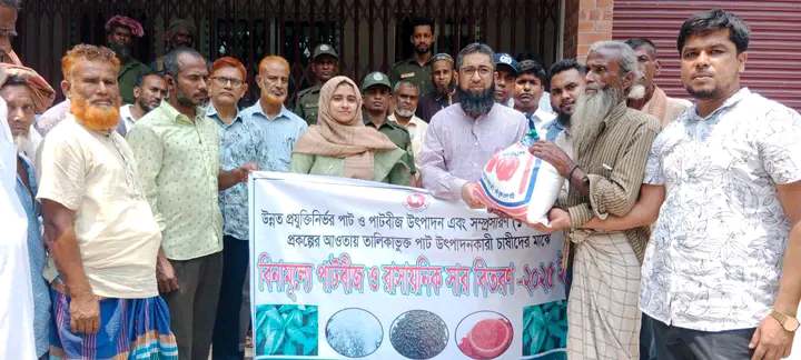 দৌলতপুরে জেলা প্রশাসকের পরিদর্শন ও কৃষকদের মাঝে কৃষি উপকরণ বিতরণ