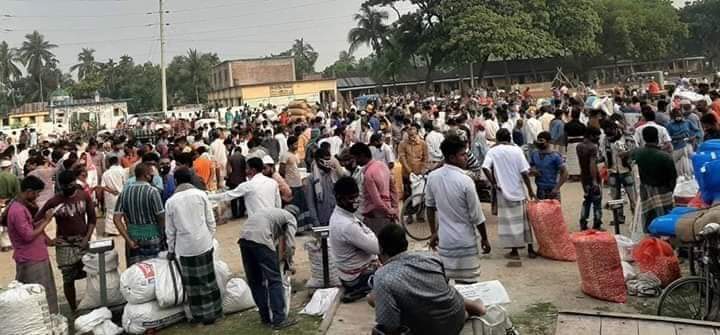নাটোরের বড়াইগ্রামে হাটে নেই সামাজিক দূরত্ব