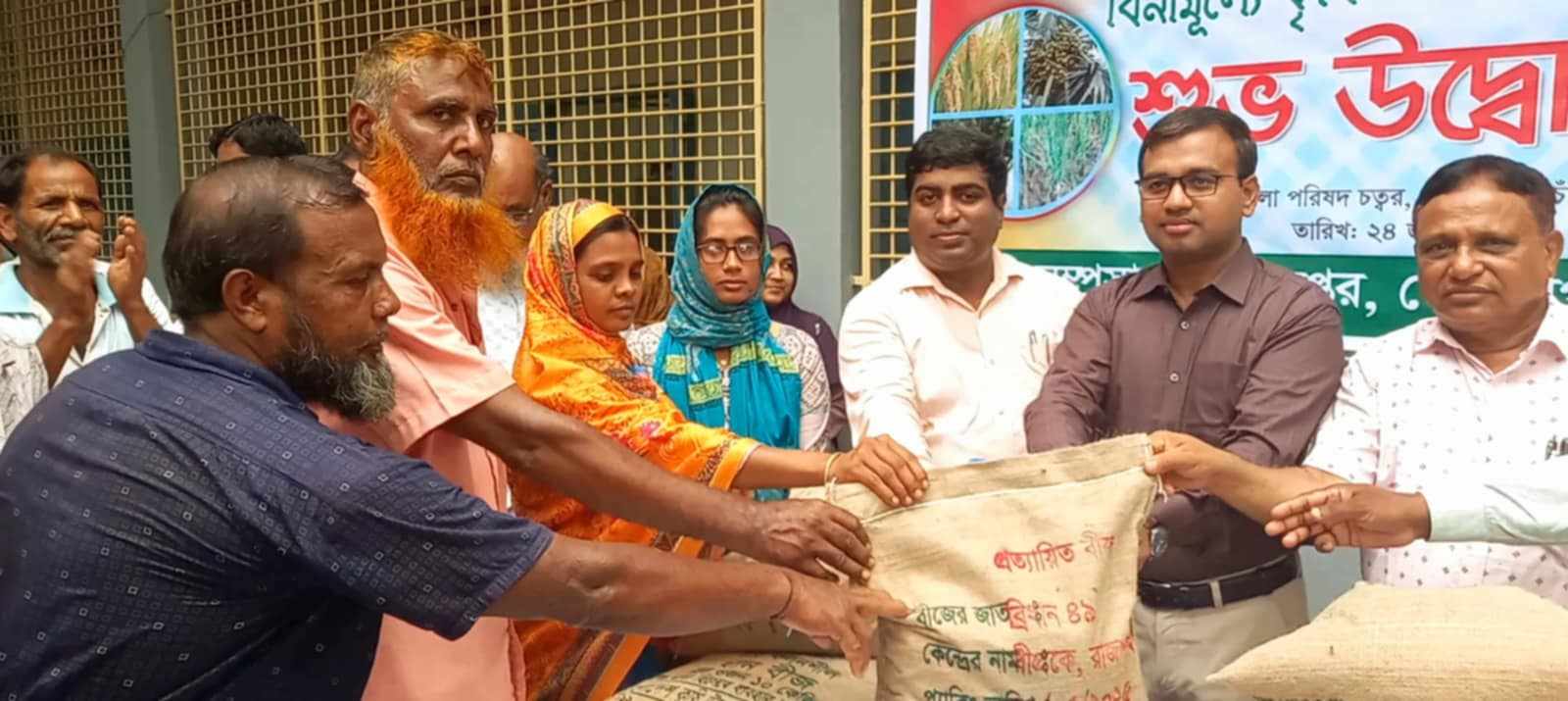 গোমস্তাপুরে  বিনামূল্যে বীজ ও রাসায়নিক সার বিতরণ করা হয়েছে।