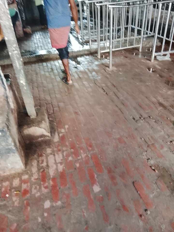 বদরগঞ্জ রেলস্টেশনে পুরনো ঢালাইয়ের উপর নতুন ঢালাই — কাজের মান নিয়ে প্রশ্ন স্থানীয়দের