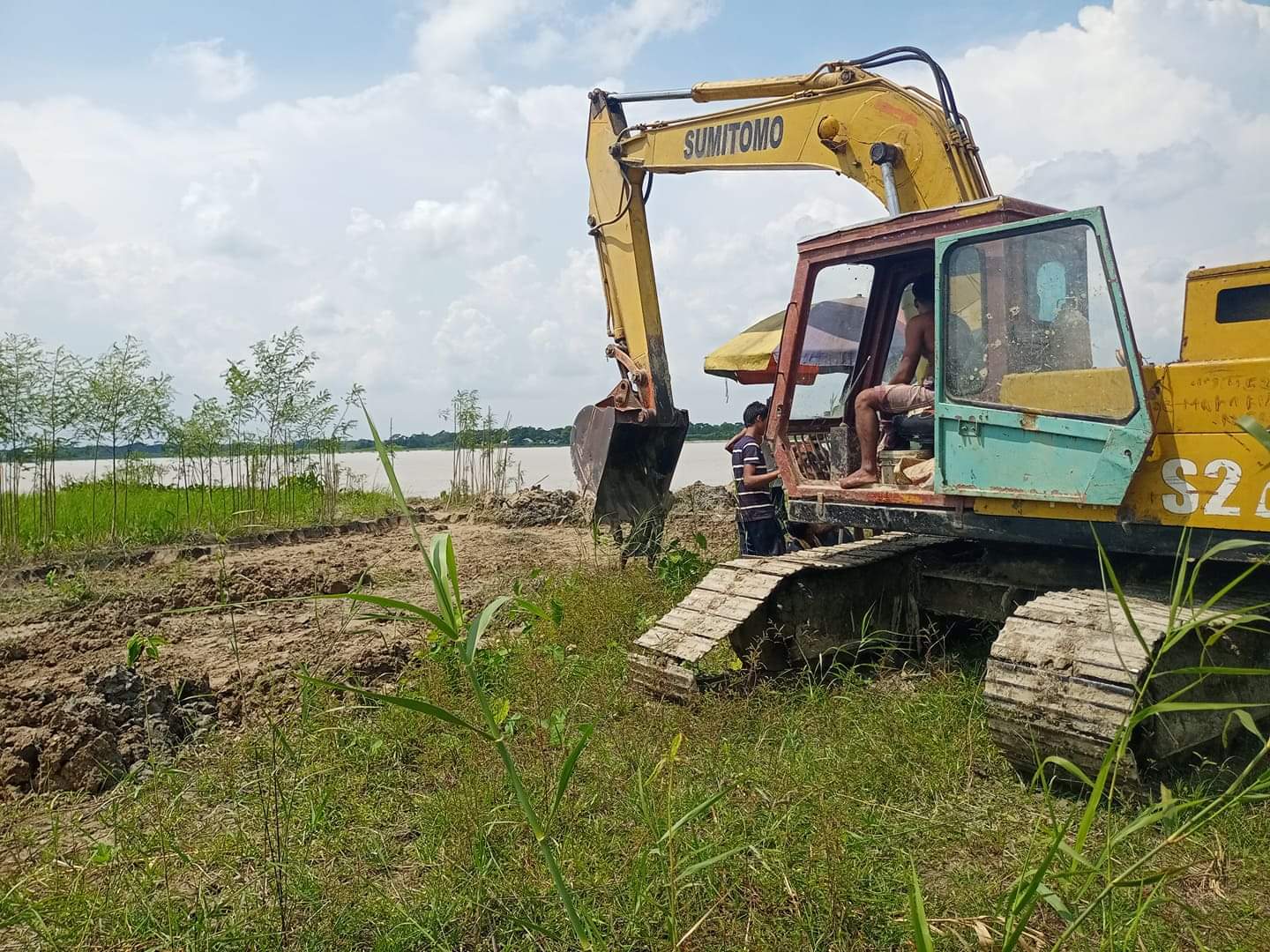 ইট ভ্যাটার মাটির প্রয়োজনে হাজার হাজার একর আবাদি জমি,বিলপ্ত হচ্ছে।