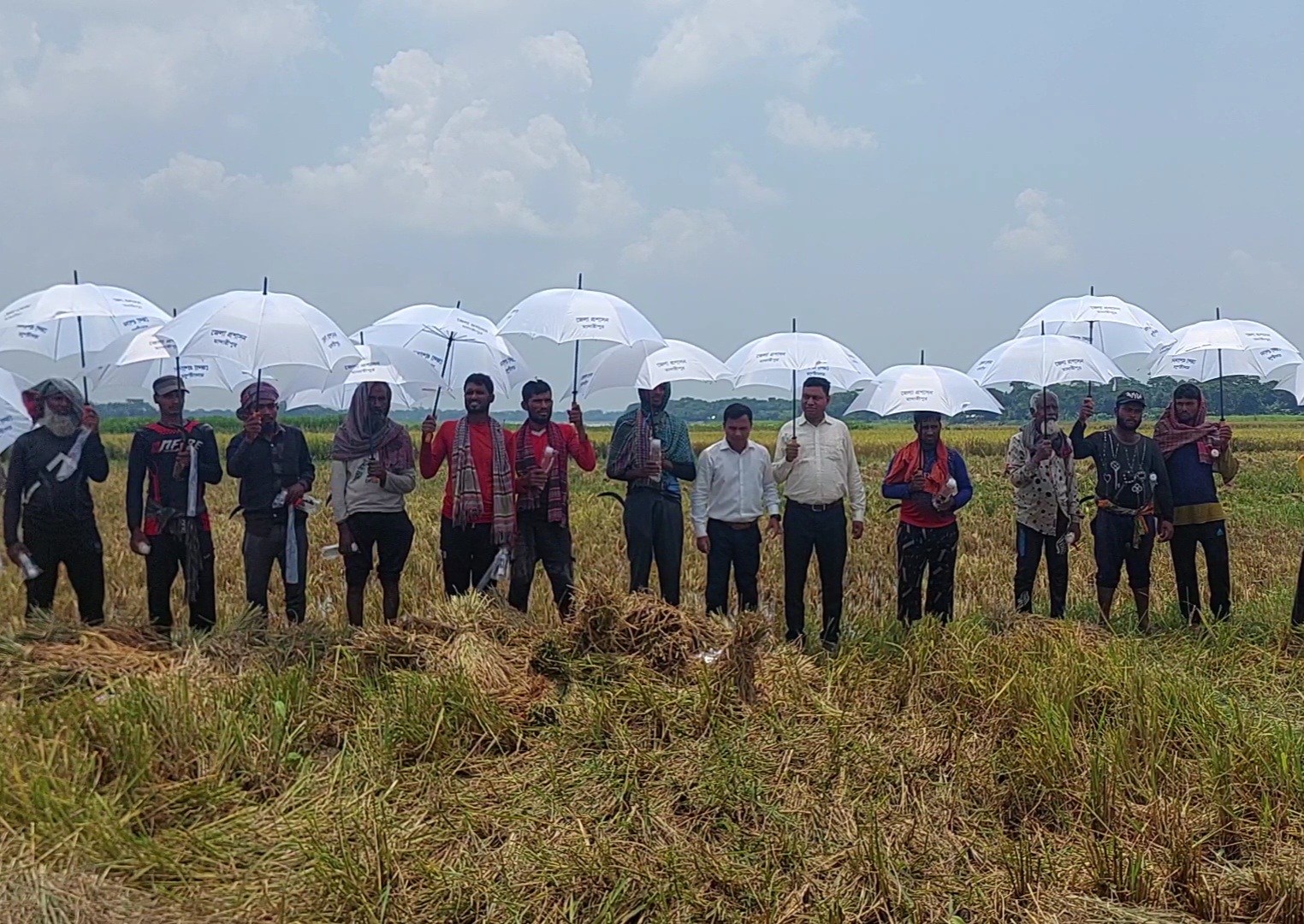 প্রচন্ড গরমে কৃষকদের মাঝে ছাতা বিতরণ