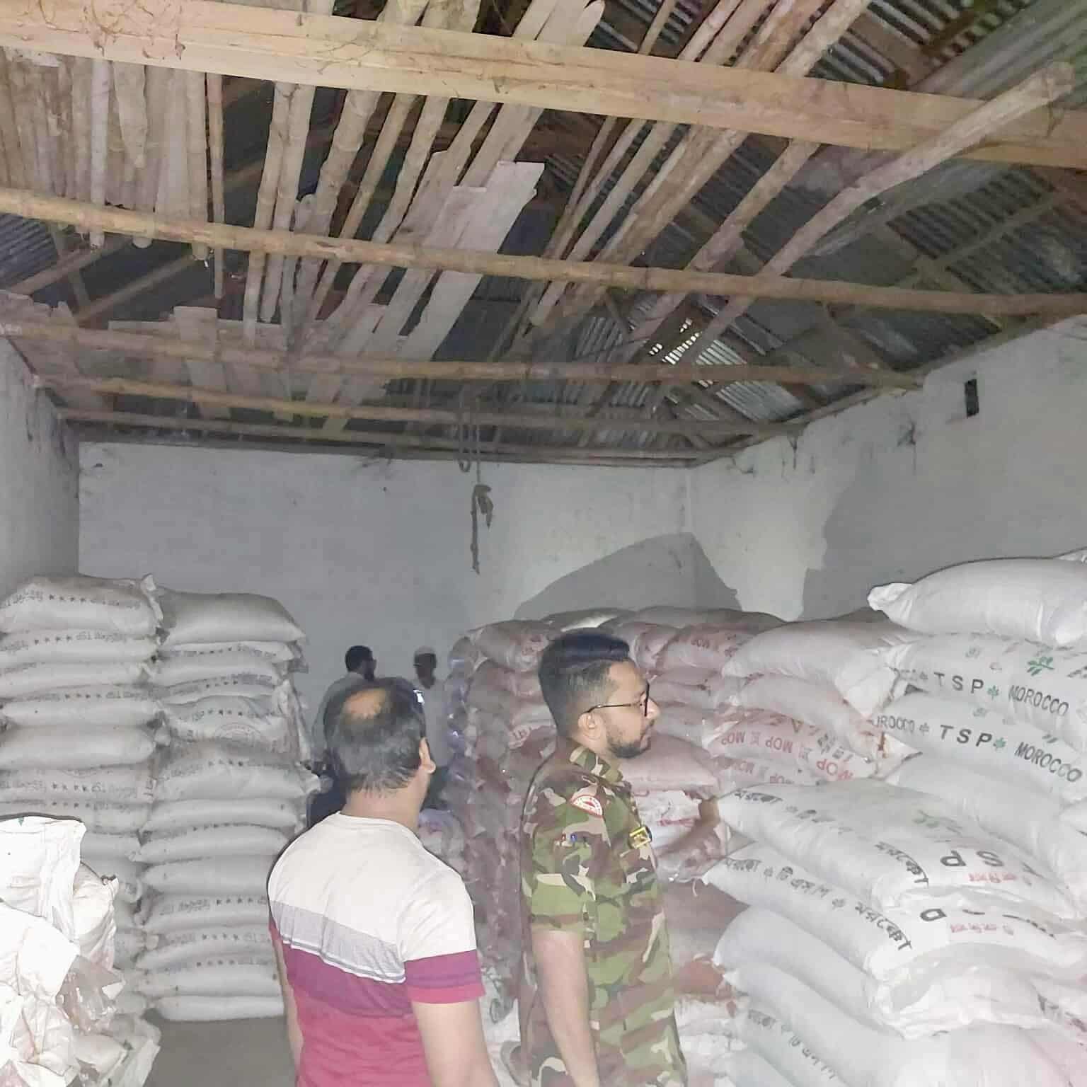 সেনা অভিযানে ঠাকুরগাঁওয়ে ১১ লাখ টাকার অবৈধ সার উদ্ধার।