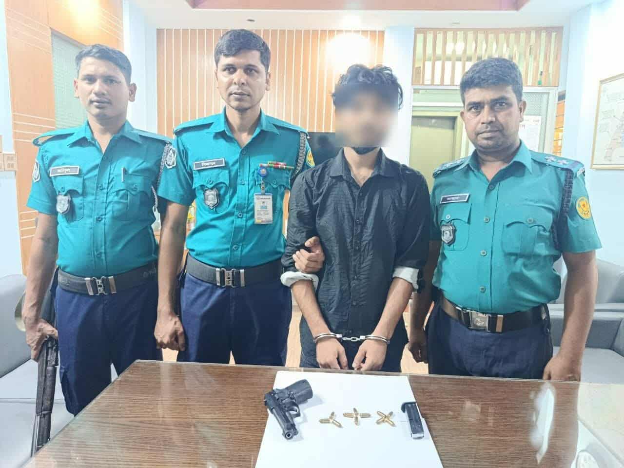 রামপুরায় লাইসেন্সকৃত অস্ত্র ছিনতাই মামলার আসামি গ্রেফতার; ছিনতাইকৃত আগ্নেয়াস্ত্র ও ১১ রাউন্ড গুলি উদ্ধারক রেছে ডিএমপির রামপুরা থানা পুলিশ