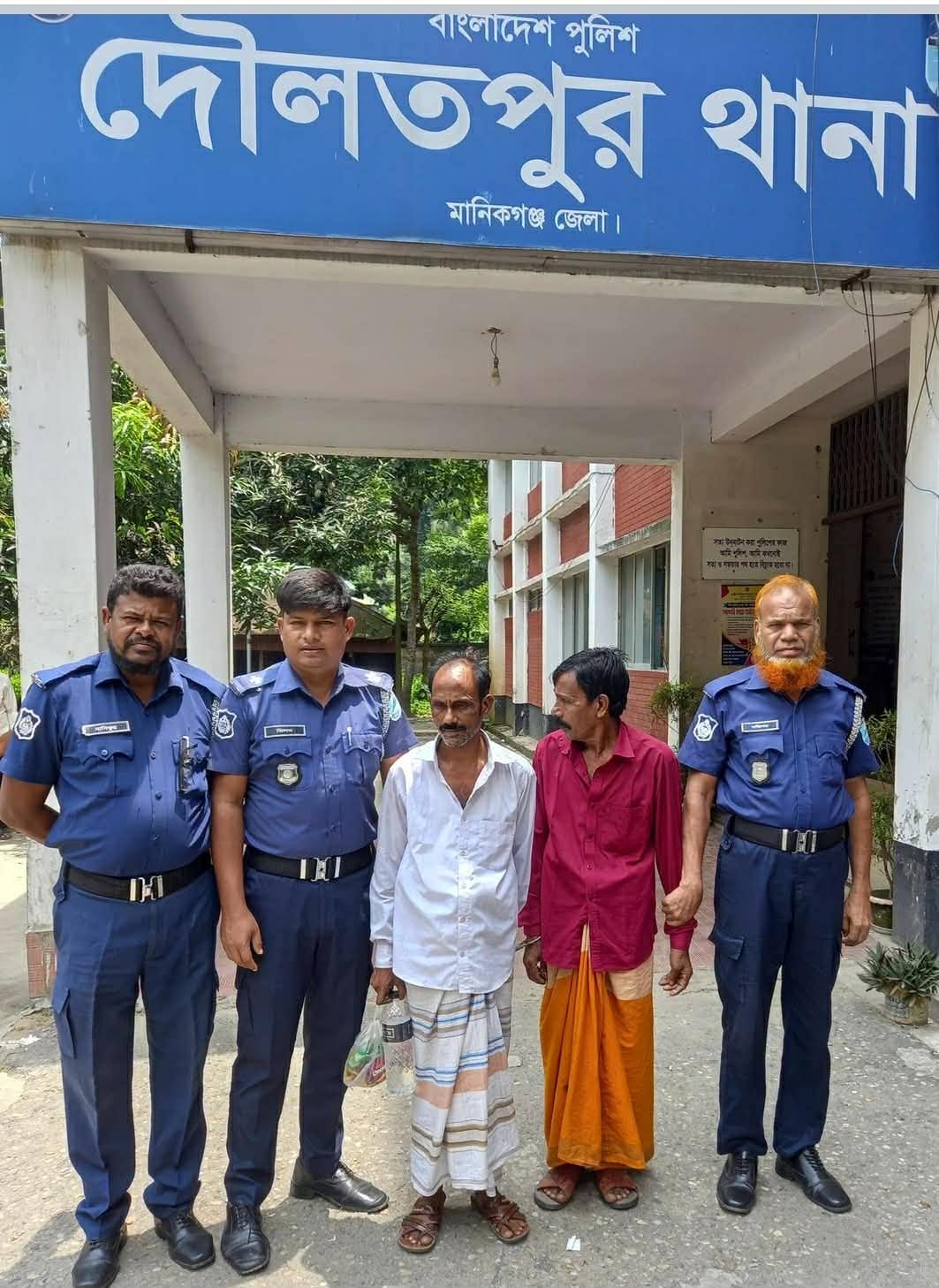 দৌলতপুরে ১০০ গ্রাম গাঁজাসহ দুই মাদক ব্যবসায়ী গ্রেফতার