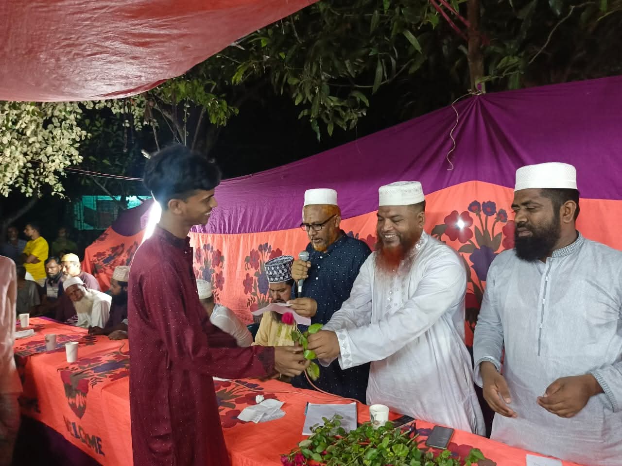 নাটোরের  লালপুরে  বিএনপি থেকে শতাধিক কর্মী সমর্থক জামায়াত ইসলামে যোগদান করেছেন।