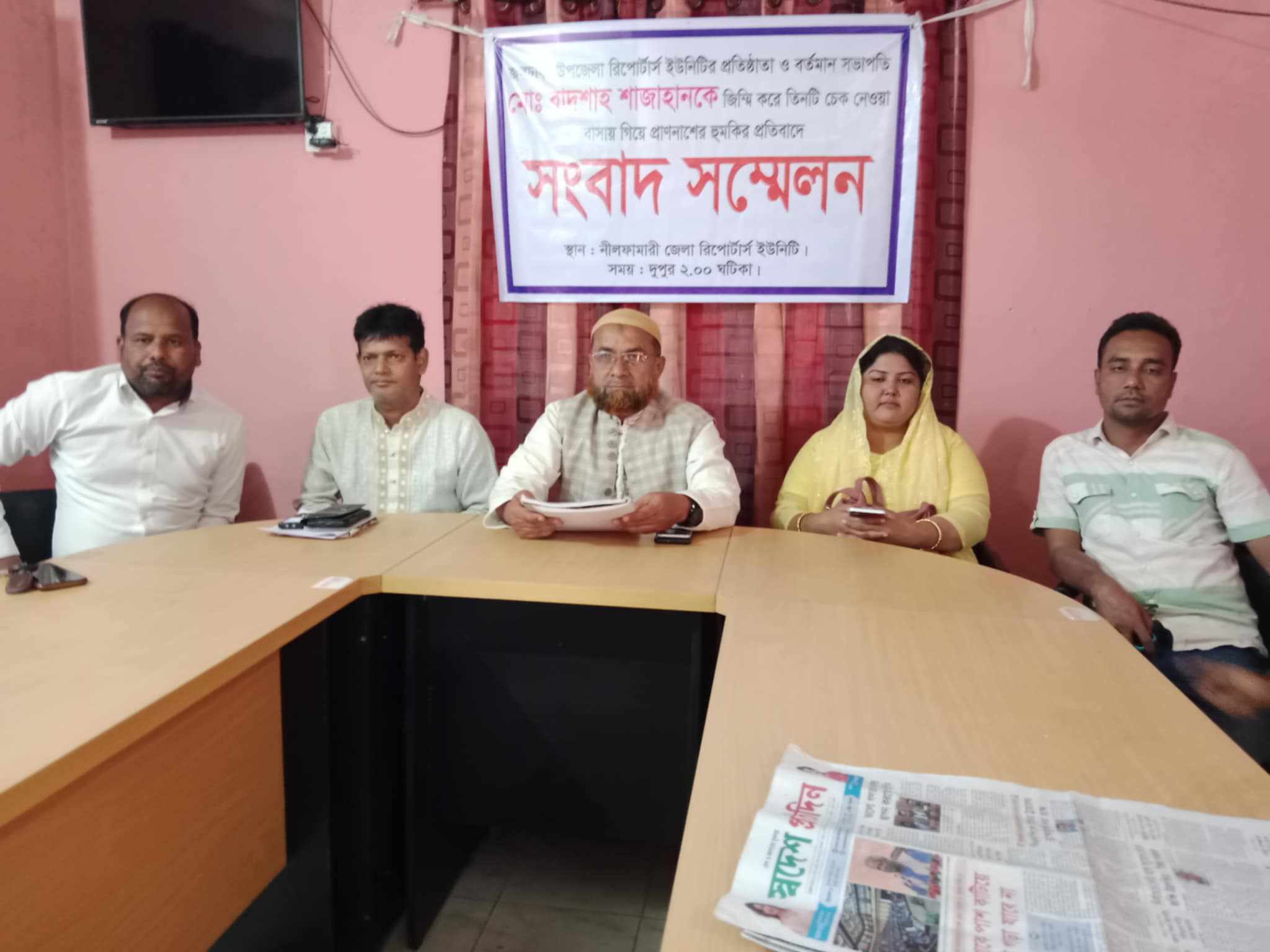 নীলফামারীতে বেকায়দায় ফেলে সংবাদকর্মীর কাছ থেকে চেক নিলেন দূর্বৃত্তরা সাংবাদিকদের মিশ্র প্রতিক্রিয়া।। ।
