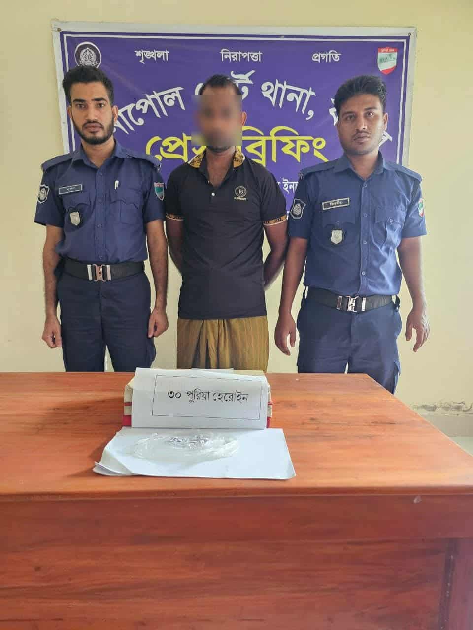 শার্শা বেনাপোল পোর্ট থানা পুলিশের অভিযানে ৩০ পুরিয়া হেরোইনসহ মাদক ব্যবসায়ী গ্রেফতার।