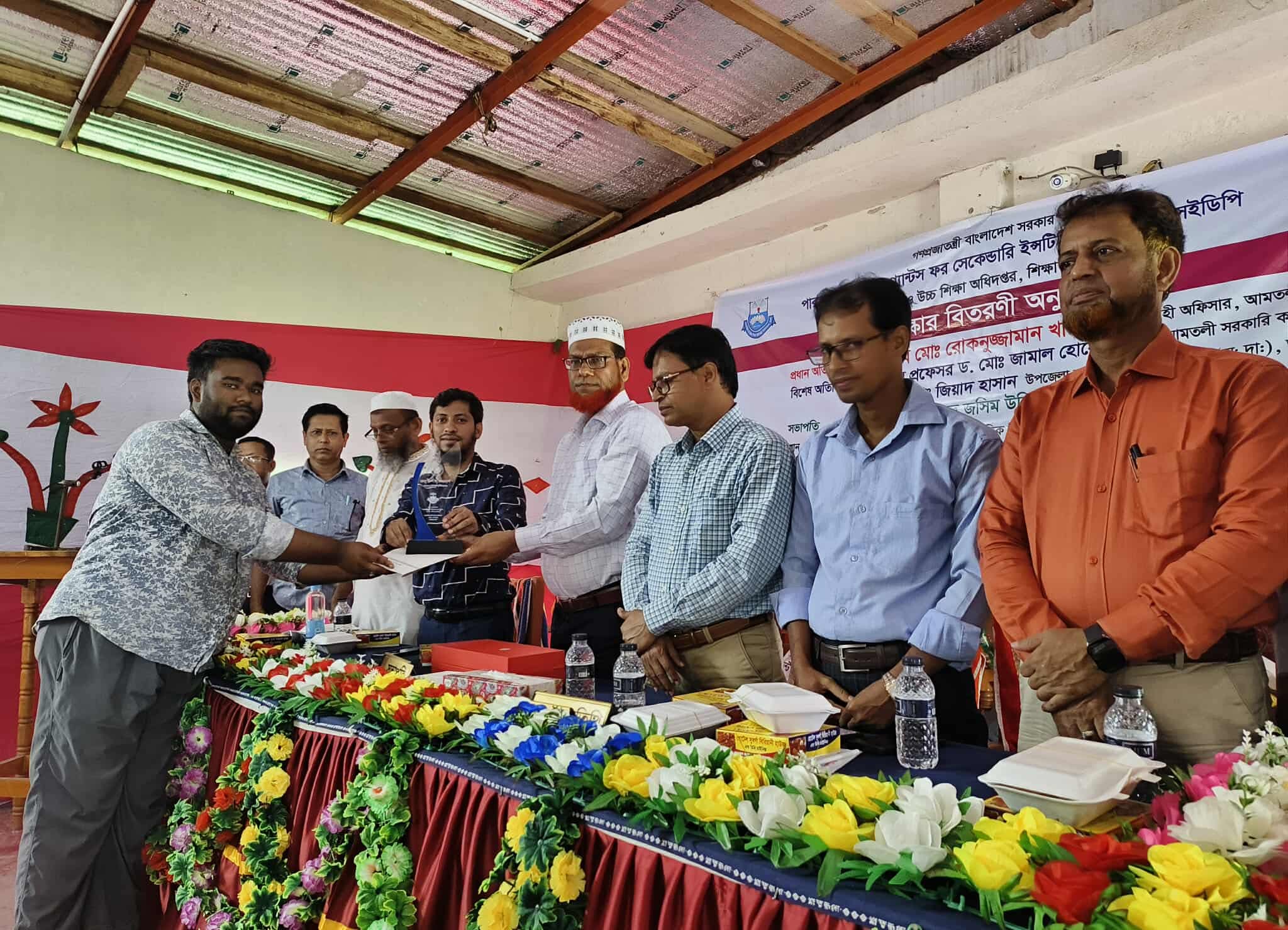 আমতলীতে কৃতি শিক্ষার্থীদের সংবর্ধনা ও সনদ প্রদান ।