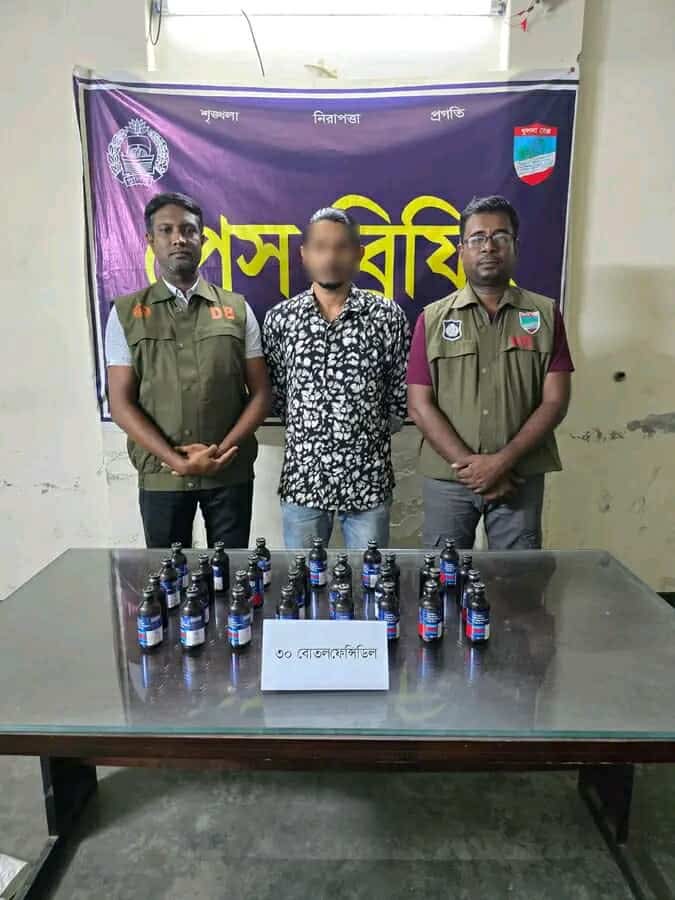 যশোর বসুন্দিয়া এলাকা হতে ৩০ বোতল ফেনসিডিলসহ এক মাদক ব্যবসায়ীকে গ্রেফতার করেছে ডিবি পুলিশ।