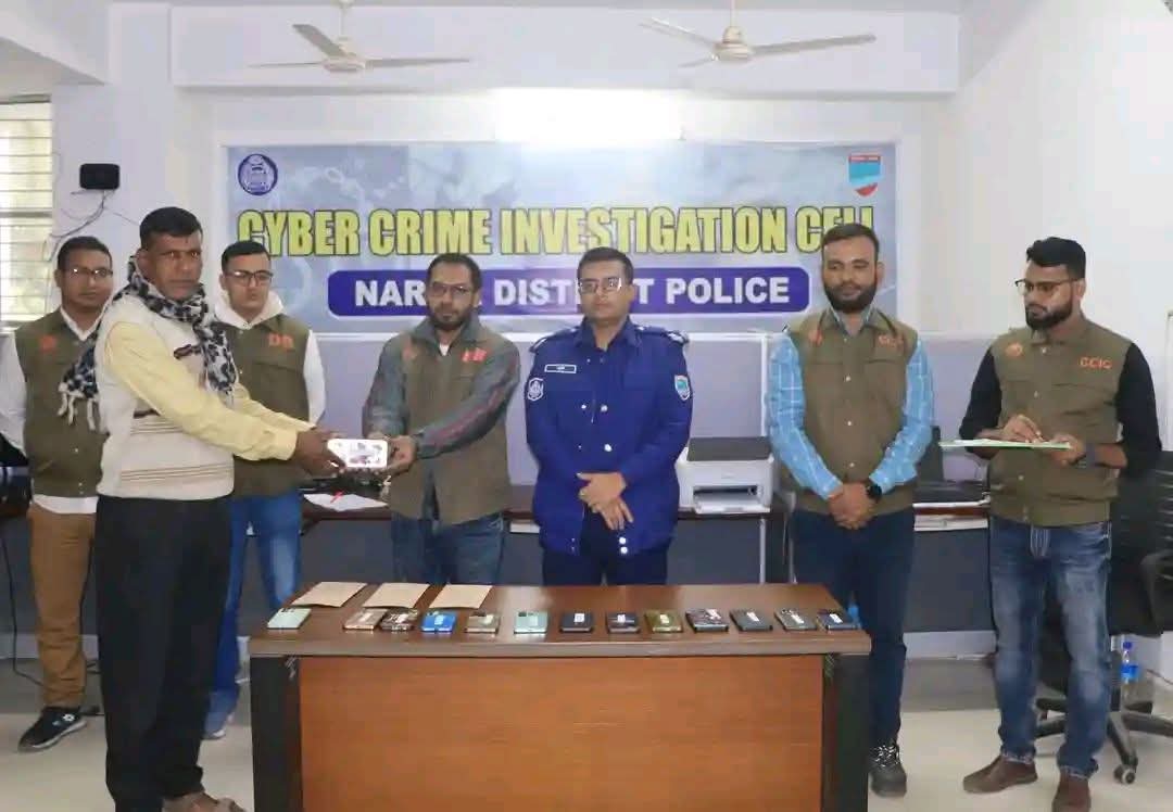 হারিয়ে যাওয়া ২৬টি মোবাইল ও নগদ ৯২,০০০/- টাকা নড়াইল সিসিআইসি কর্তৃক উদ্ধারপূর্বক প্রকৃত মালিকদের নিকট হস্তান্তর।