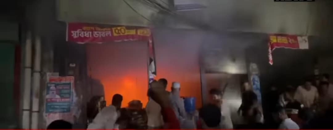 উল্লাপাড়ায় ফ্রিজ বিস্ফোরণে দোকানে আগুন : ৫ লাখ টাকার মালামাল ক্ষতি