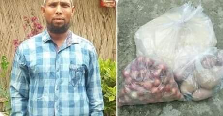কাশিয়ানীতে নিজের অর্থায়নে ৭৫ বাড়িতে খাদ্য সামগ্রী তুলে দেয় দিনমজুর কৃষক।