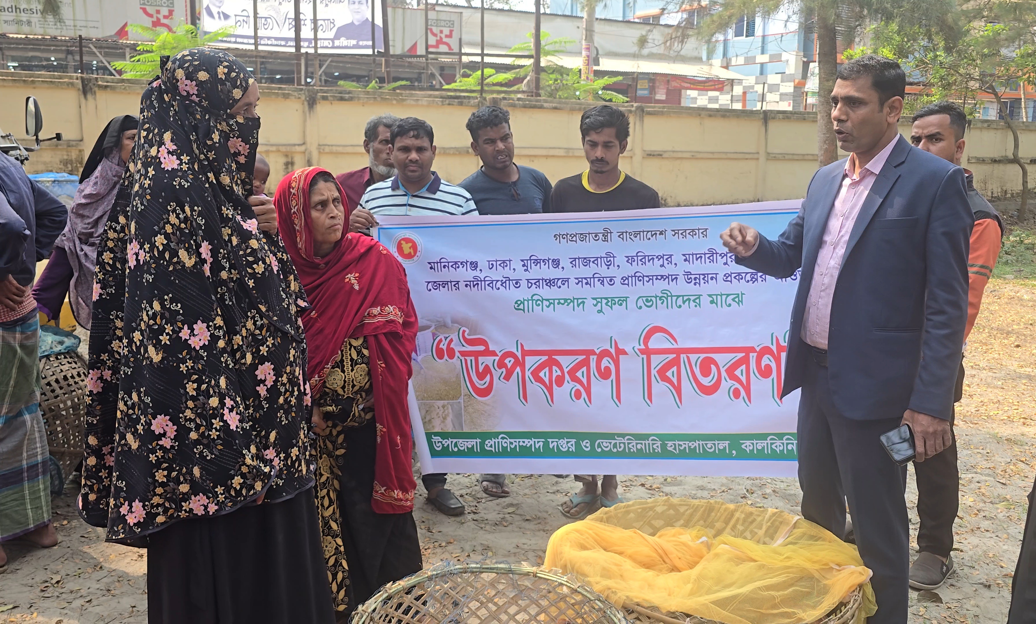 কালকিনিতে হতদরিদ্র খামারিদের মাঝে মুরগি বিতরণ