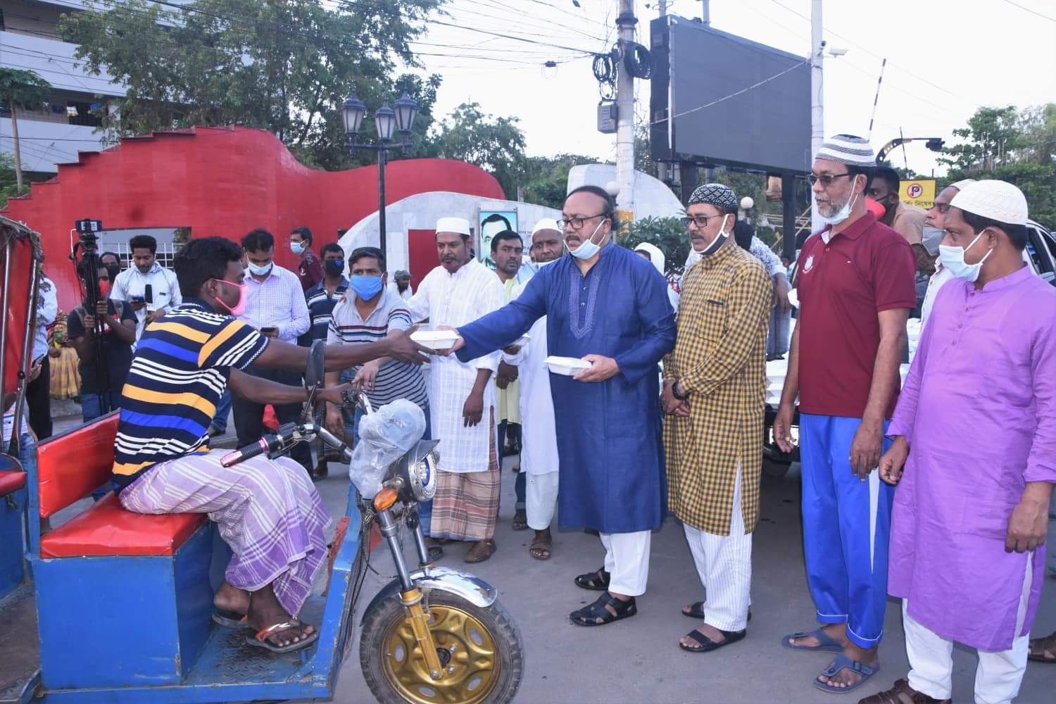পরিবারে পক্ষে ৫শতাধিক রিক্সাচালক ও ছিন্নমূল-অসহায় মানুষের মাঝে ইফতার বিতরণ করলেন রাসিক মেয়র লিটন।