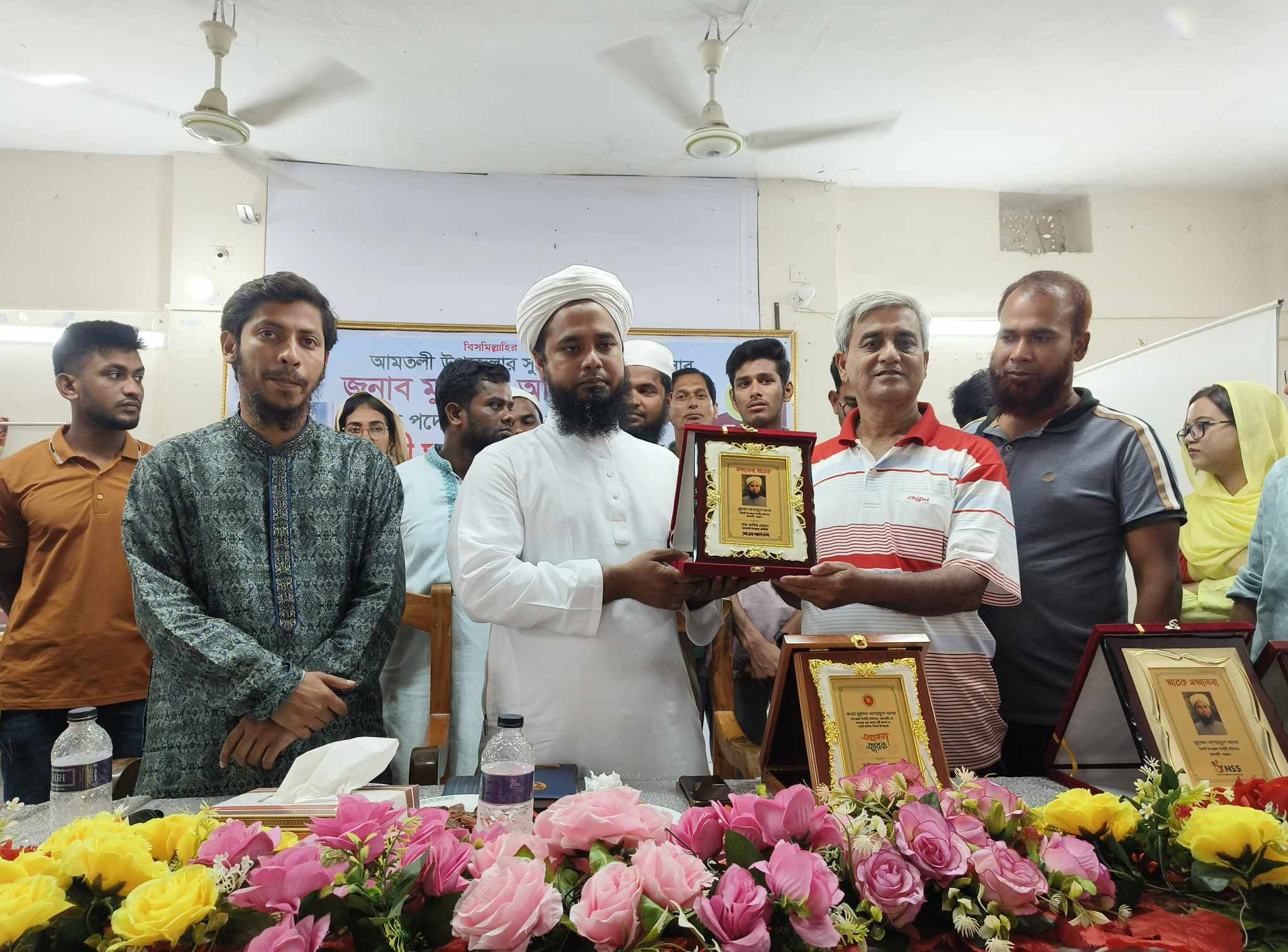 আমতলীর ইউএনওর নাগরিক সংবর্ধনায় নিজে কাঁদলেন, অন্যদেরকেও কাঁদালেন
