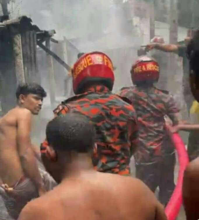 উল্লাপাড়ায় বৈদ্যুতিক শর্ট সার্কিট হতে অগ্নিকান্ডে ১০ টি ঘর ভস্মিভুত।