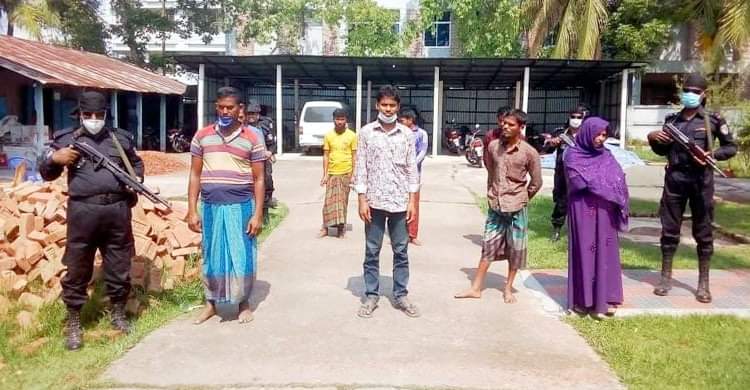 কলাপাড়ায় ৬৫ হাজার ইয়াবাসহ গ্রেফতার ৮ ।