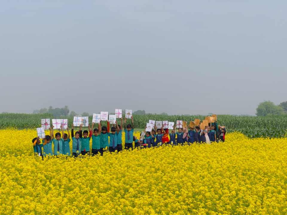 নতুন বছর উপলক্ষে USO শিক্ষা উপকরণ বিতরণ করেছে।