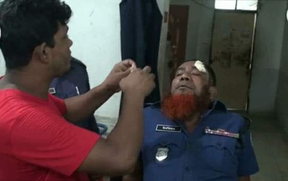 গোপালগঞ্জ দুই পক্ষের  মধ্যে সংঘর্ষে ৫ পুলিশ সদস্যসহ আহত ২৫ জন আটক ১০জন।